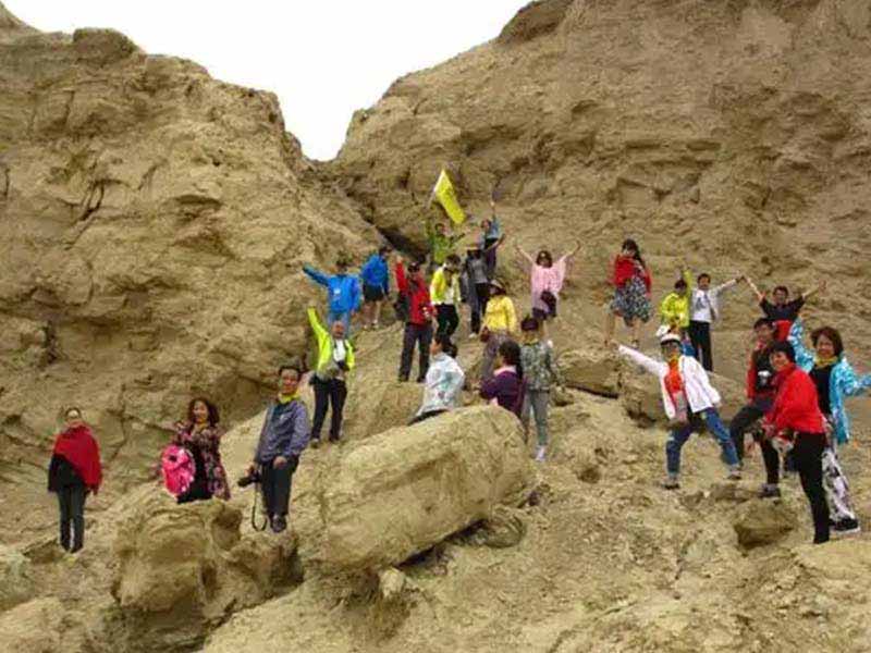 公司百人丝路团建，统筹全程交通住宿保温