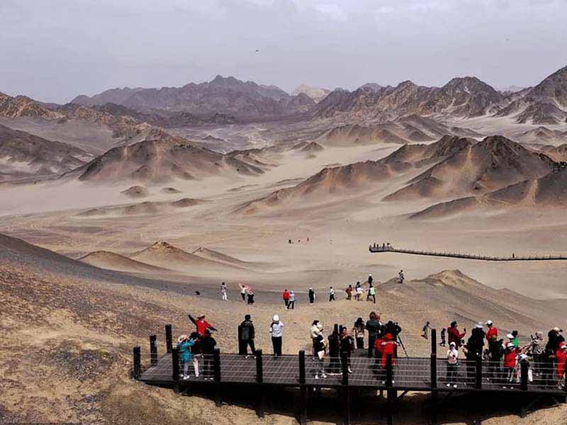 公司百人丝路团建，统筹全程交通住宿保温